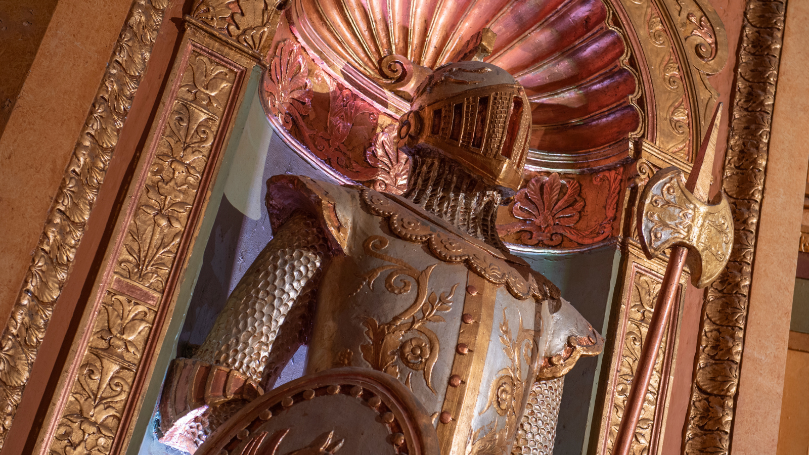 A metal knight that is on either side of the stage.