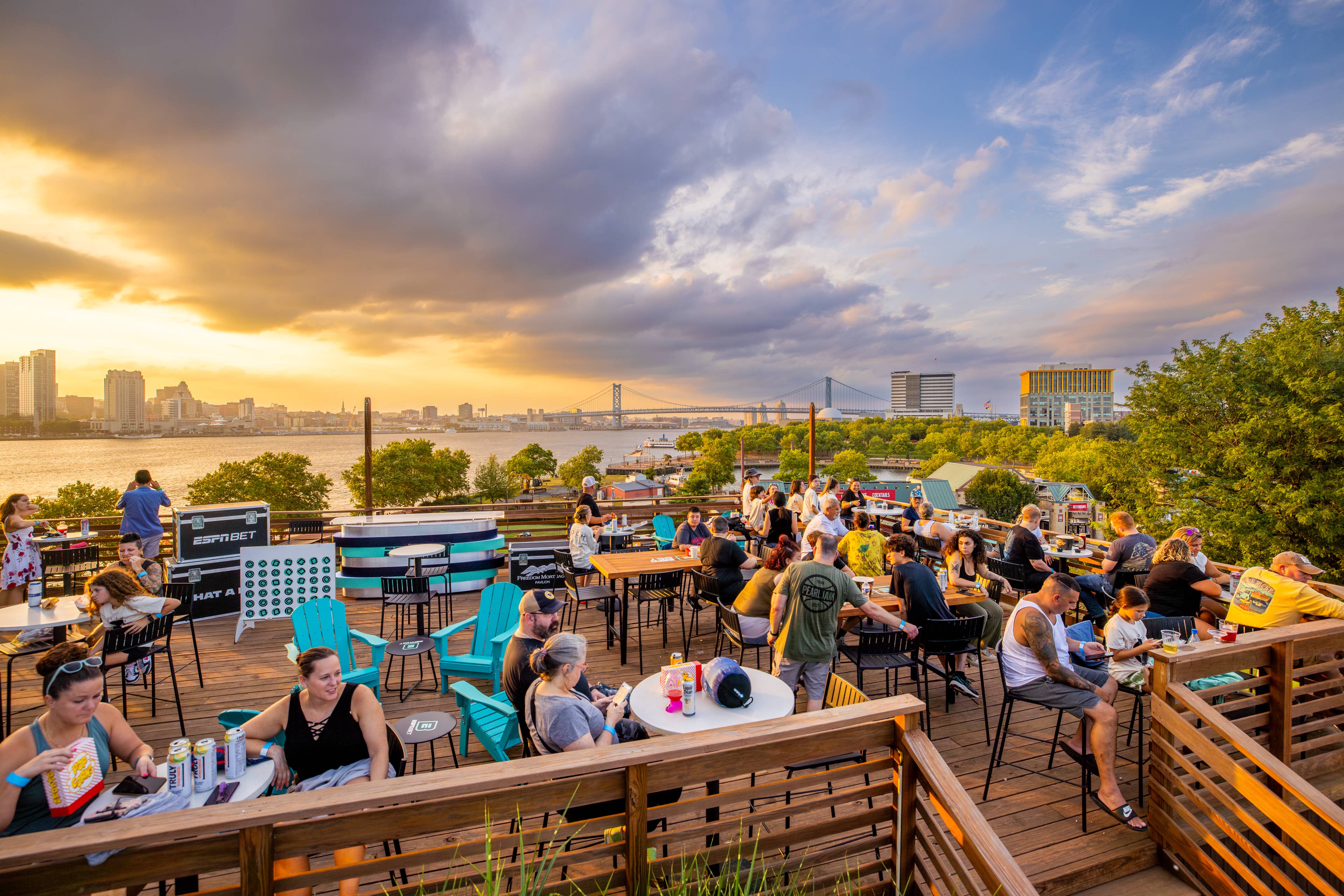 Crowd of people dining.