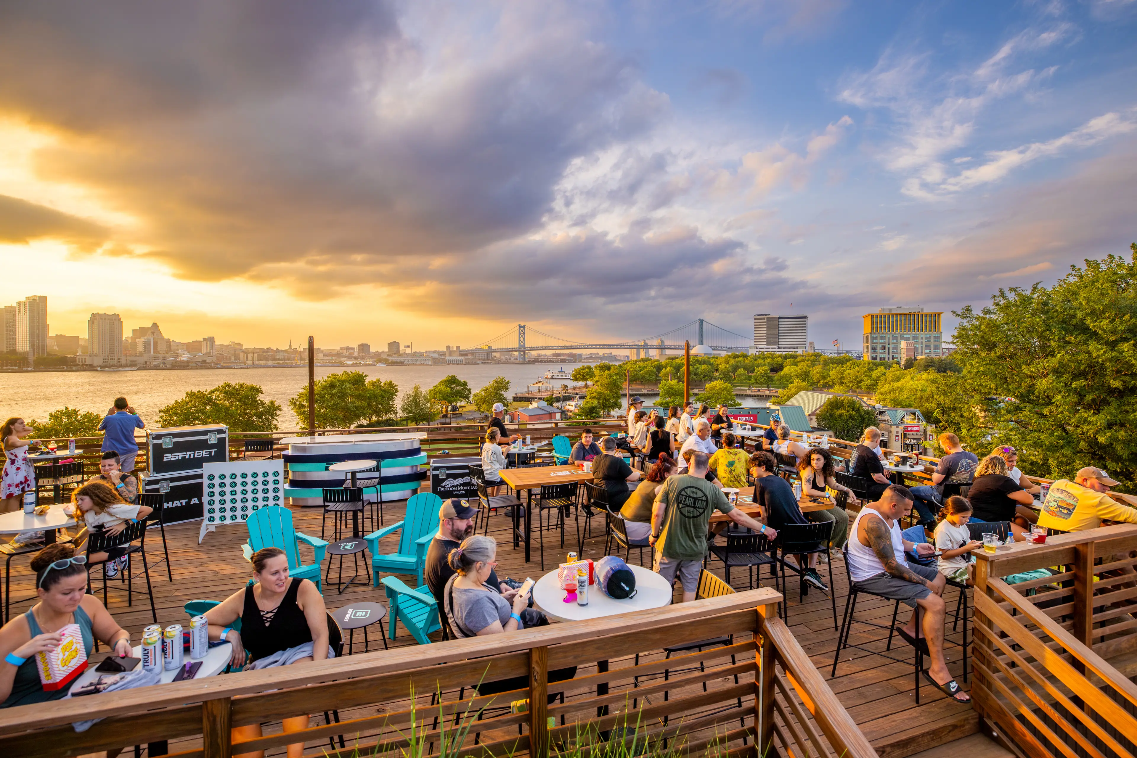 Crowd of people dining.